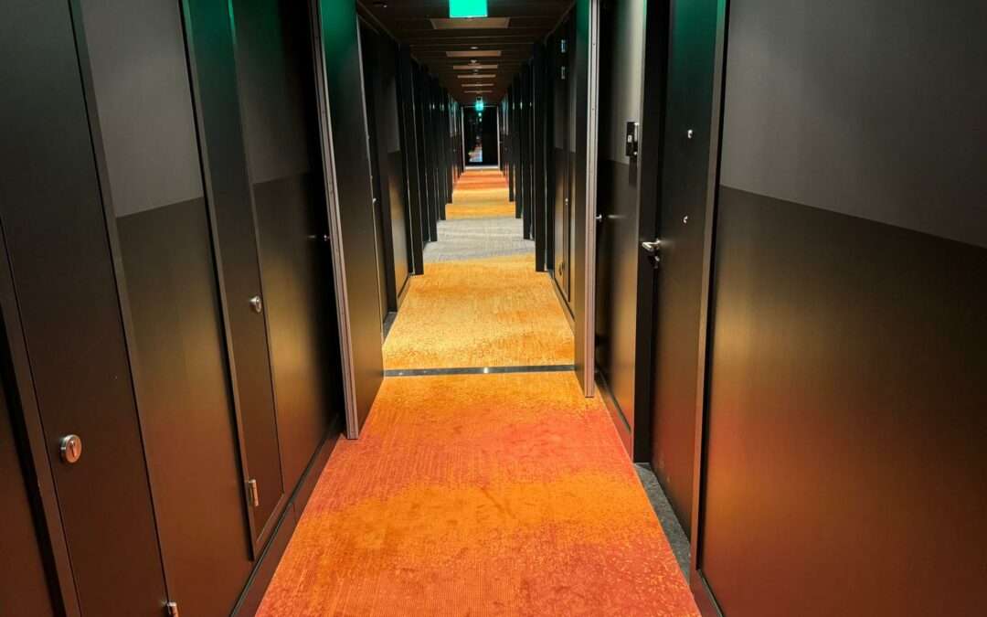 Perfectie in elke kwaststreek: Schildersbedrijf Alex Hermans vernieuwt hotelgangen in Amsterdam